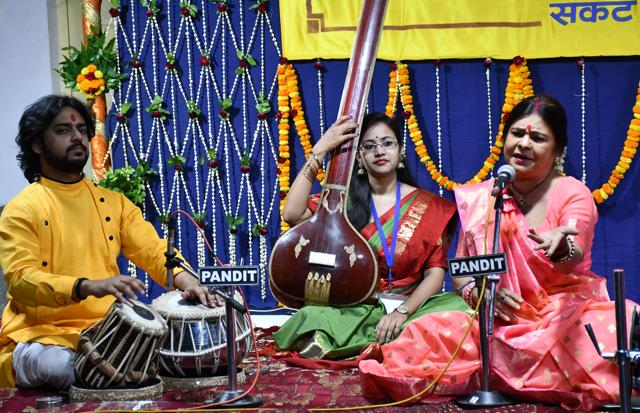 Malini Awasthi (R) in performance (Courtesy Manjari Sinha)