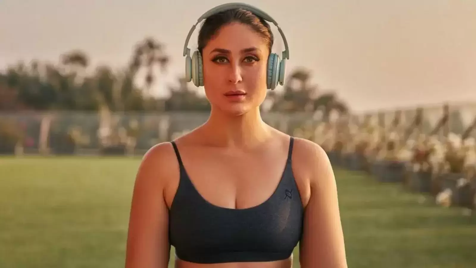 Kareena Kapoorxxnx - Kareena Kapoor believes 'world is a yoga mat' as she nails different yoga  asanas | Health - Hindustan Times