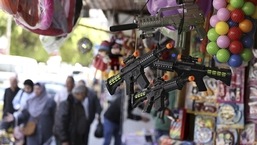 Mirza atribuiu o aumento da violência no Paquistão aos jovens brincando com armas de brinquedo.
