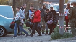 Guerra na Ucrânia: Civis retirados da siderúrgica Azovstal em Mariupol caminham acompanhados por membros do Comitê Internacional da Cruz Vermelha (CICV. 