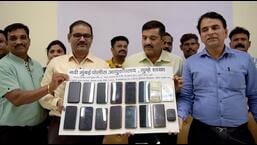 The Crime Branch of Navi Mumbai police with the seized mobile phones and cash following the arrest of eight people for live betting during an IPL match at DY Patil Stadium.  (BACHCHAN KUMAR/HT PHOTO)