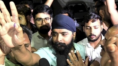 Delhi BJP spokesperson Tajinder Pal Singh Bagga arrives at his residence after being produced before the Duty Metropolitan Magistrate, in New Delhi.&nbsp; (HT_PRINT)
