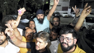 New Delhi: Delhi BJP spokesperson Tajinder Pal Singh Bagga and his supporters flash the victory sign upon his arrival, at his residence after being produced before the Duty Metropolitan Magistrate, in New Delhi, Friday night, (PTI) New Delhi: Delhi BJP spokesperson Tajinder Pal Singh Bagga and his supporters flash the victory sign upon his arrival, at his residence after being produced before the Duty Metropolitan Magistrate, in New Delhi, Friday night, (PTI)