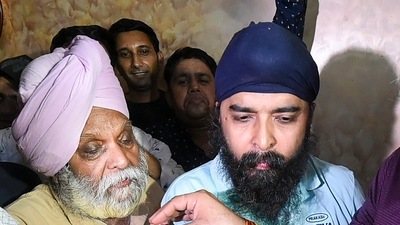 New Delhi: Delhi BJP Spokesperson Tajinder Pal Singh Bagga arrives at his residence after being produced before the Duty Metropolitan Magistrate, in New Delhi, Friday night, (PTI) New Delhi: Delhi BJP Spokesperson Tajinder Pal Singh Bagga arrives at his residence after being produced before the Duty Metropolitan Magistrate, in New Delhi, Friday night, (PTI)