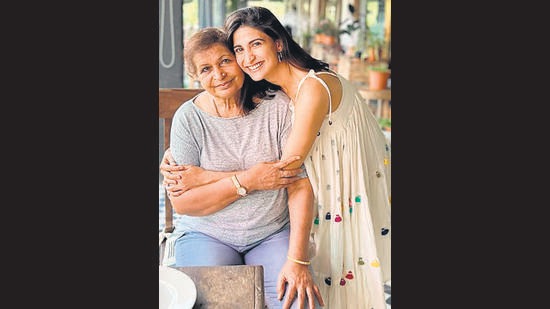 Ahana Kumra with her mum