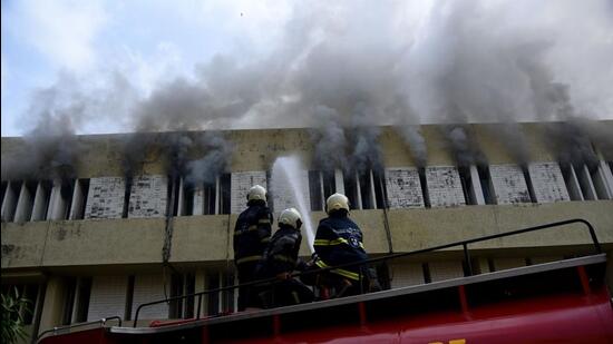 Firefighters try to douse a major fire that broke at LIC Building, Santacruz (West), in Mumbai on Saturday. (Vijay Bate/HT Photo) Firefighters try to douse a major fire that broke at LIC Building, Santacruz (West), in Mumbai on Saturday. (Vijay Bate/HT Photo)