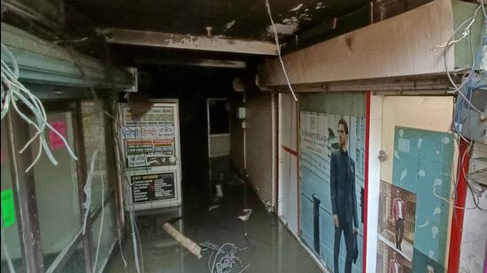 The fire broke out in Walia Complex in Ludhiana at around 8.45am, and soon the basement was engulfed with thick black smoke. The chemical trader said wires were hanging outside the shop. (HT PHOTO)