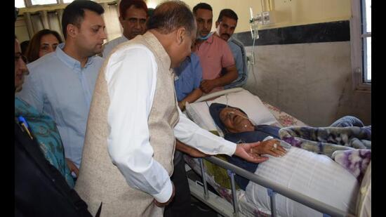 Himachal Pradesh chief minister Jai Ram Thakur with veteran Congress leader Sukh Ram, 95, at the Zonal Hospital in Mandi on Saturday before he was airlifted for treatment in Delhi. (HT Photo)