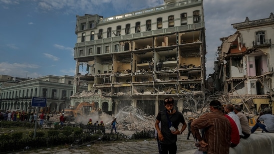 Pessoas assistem ao esforço de resgate no local de uma explosão mortal que destruiu o hotel cinco estrelas Saratoga, em Havana, Cuba.  (AP Photo/Ramon Espinosa)(AP)