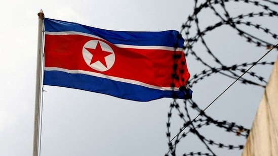 FOTO DE ARQUIVO: Uma bandeira da Coreia do Norte tremula ao lado de um fio de concertina na embaixada norte-coreana (REUTERS/File Photo)