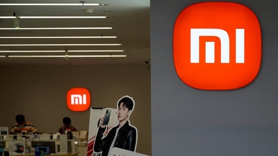 An advertisement for Xiaomi's Redmi Note 11 smartphone stands at a Xiaomi store in Shanghai, China November 1, 2021. REUTERS/Aly Song/File Photo(REUTERS)