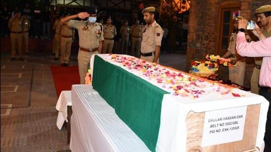 J&K Police officials pay tributes to the constable in Srinagar on Saturday. (Photo: Kashmir Zone Police Twitter handle)