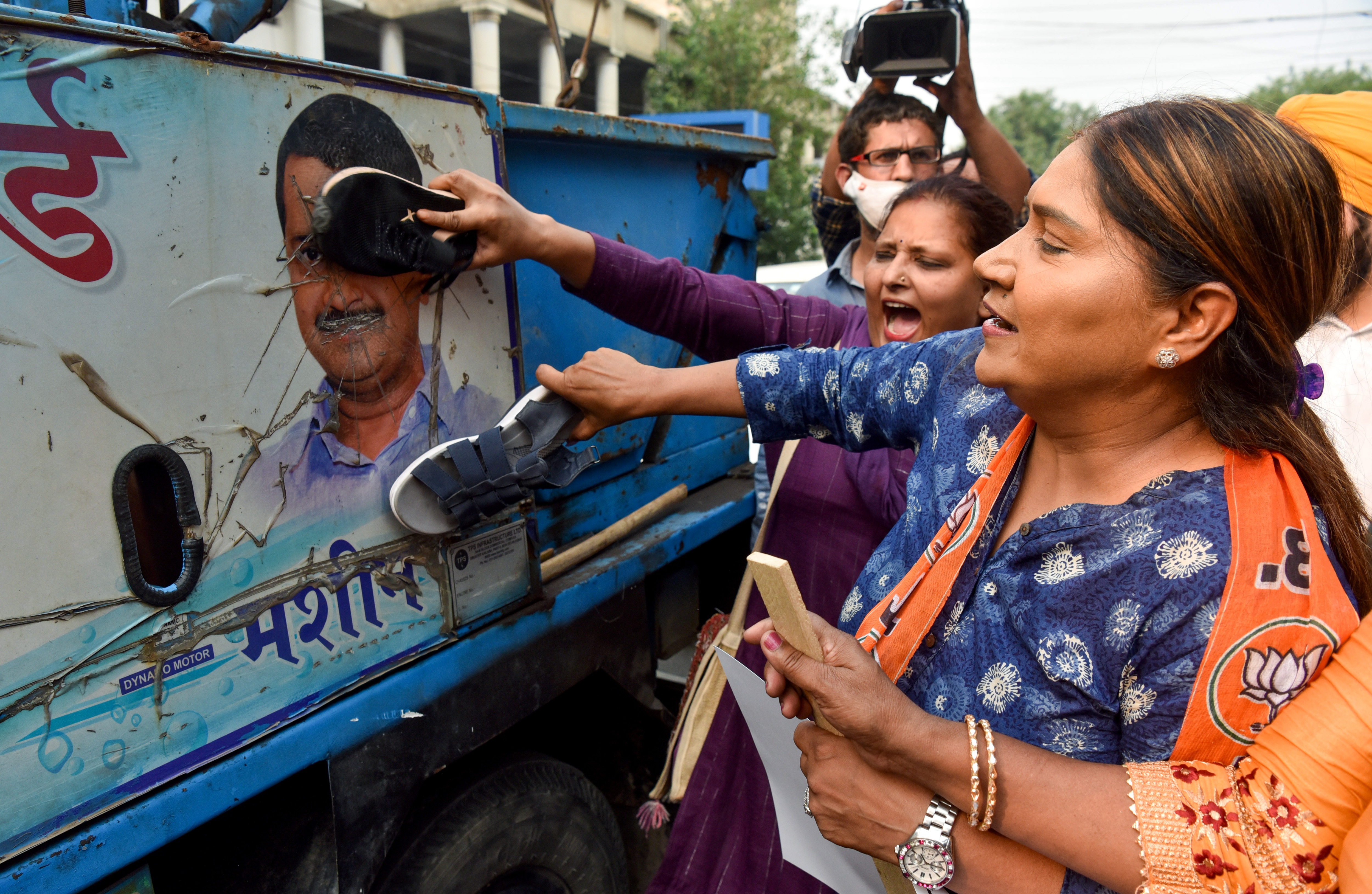 BJP supporters protest against the arrest of party leader Tajinder Bagga, at Janakpuri Police station, in New Delhi on May 7, 2022. (ANI Photo) BJP supporters protest against the arrest of party leader Tajinder Bagga, at Janakpuri Police station, in New Delhi on May 7, 2022. (ANI Photo)