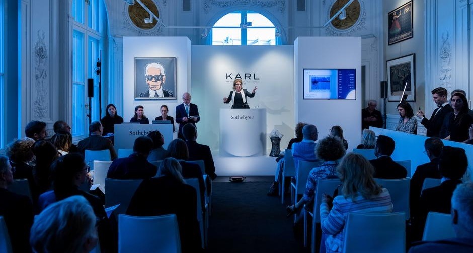 Caroline Lang presides over the auction of Karl Lagerfeld's estate (Rolf Vennenbernd/dpa/picture alliance)