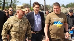 O primeiro-ministro canadense Justin Trudeau na cidade de Irpin, na Ucrânia. 