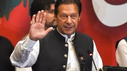 Um vídeo dos bastidores de Imran Khan está se tornando viral no Twitter. 