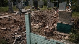 Esta fotografia mostra um cemitério destruído por bombardeios em Seversk, leste da Ucrânia, em meio à invasão russa da Ucrânia.