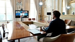O presidente francês Emmanuel Macron participa de uma videoconferência de líderes do G7, em meio à invasão da Ucrânia pela Rússia, no Palácio do Eliseu em Paris, França, em 8 de maio de 2022. (Thibault Camus/Pool via REUTERS)