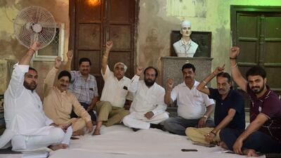 Shaheed Sukhdev Thapar Memorial trust members sitting on chain hunger strike in Ludhiana. (HT FILE)