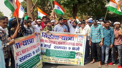 Defence services aspirants protesting against the central government in Rohtak on Sunday. (Manoj Dhaka/Hindustan Times)