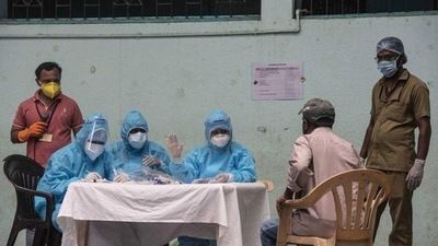 Delhi reported 1,422 fresh infections and no deaths due to the virus on Sunday. (HT File) Delhi reported 1,422 fresh infections and no deaths due to the virus on Sunday. (HT File)