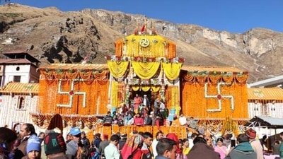 Badrinath shrine is one of the Chardham located in Garhwal hills along the banks of the Alaknanda River in Chamoli district. (HT File Photo)