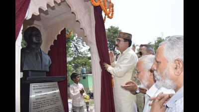 Himachal Pradesh Vidhan Sabha speaker Vipin Singh Parmar unveiled the statue of Chaudhary Sarwan Kumar, a former speaker of the state assembly, at Atiyaldai in the Sullah assembly segment on Sunday (HT Photo)