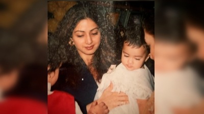 Janhvi Kapoor: The Dhadak actor took to her Instagram handle to share a major throwback picture with her mother Lt. Shridevi. "Even in your absence, I feel your love everyday. Even in your absence, you’re the best mother in the world. love u." (Instagram/@janhvikapoor) Janhvi Kapoor: The Dhadak actor took to her Instagram handle to share a major throwback picture with her mother Lt. Shridevi. "Even in your absence, I feel your love everyday. Even in your absence, you’re the best mother in the world. love u." (Instagram/@janhvikapoor)