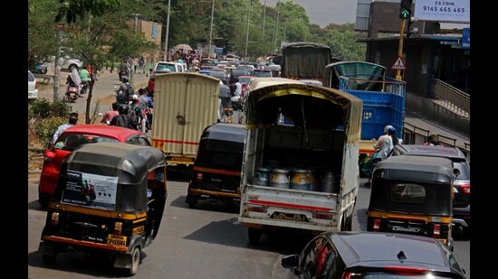 Traffic jam outside Rajiv Gandhi Zoological Park and Wildlife Research Centre, Katraj on Sunday. (Ravindra Joshi/HT PHOTO)