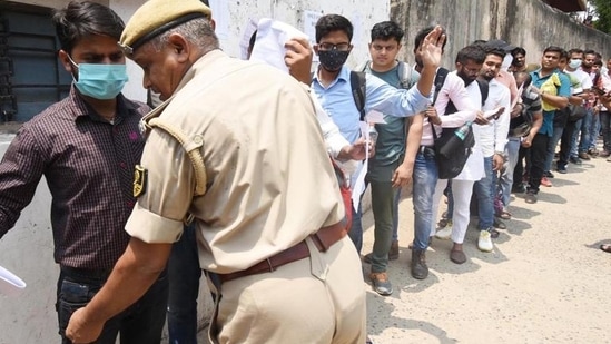 Police personnel screen aspirants ahead of the Bihar Public Service Commission 67th Prelims exam 2022, at BD Public School, in Patna on Sunday. (HT photo)
