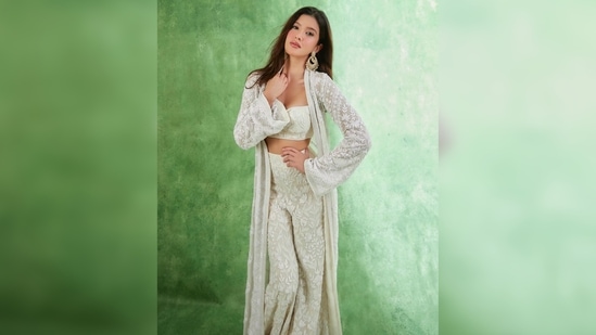 Shanaya Kapoor teamed her indo-western look with jewellery by Karan Johar's jewellery line Tyaani Fine Jewellery and Maheep Kapoor's Satyani Fine Jewels.(Instagram/@shanayakapoor02)