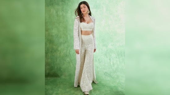 Shanaya Kapoor left her fans speechless in this stunning fusion wear by celebrated Indian designer Manish Malhotra.(Instagram/@shanayakapoor02)