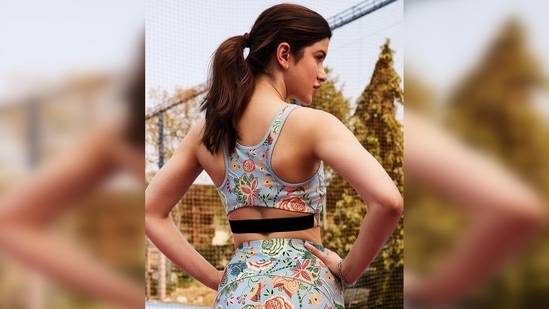 Shanaya Kapoor's cousin Anshula Kapoor left a fire and a heart emoji in the comment section.(Instagram/@shanayakapoor02)