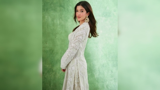 Shanaya Kapoor's outfit comes with a crop top, matching loose fit trousers and a see-through chikankari cape.(Instagram/@shanayakapoor02)