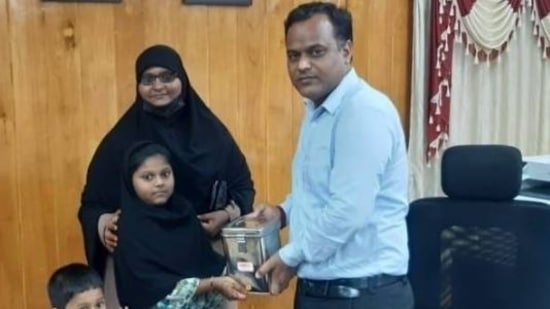 Das Mädchen hat zusammen mit ihrer Mutter die Ersparnisse an den Bezirkssammler Shankar Lal Kumawat übergeben. (Quelle: @Kavinthans)