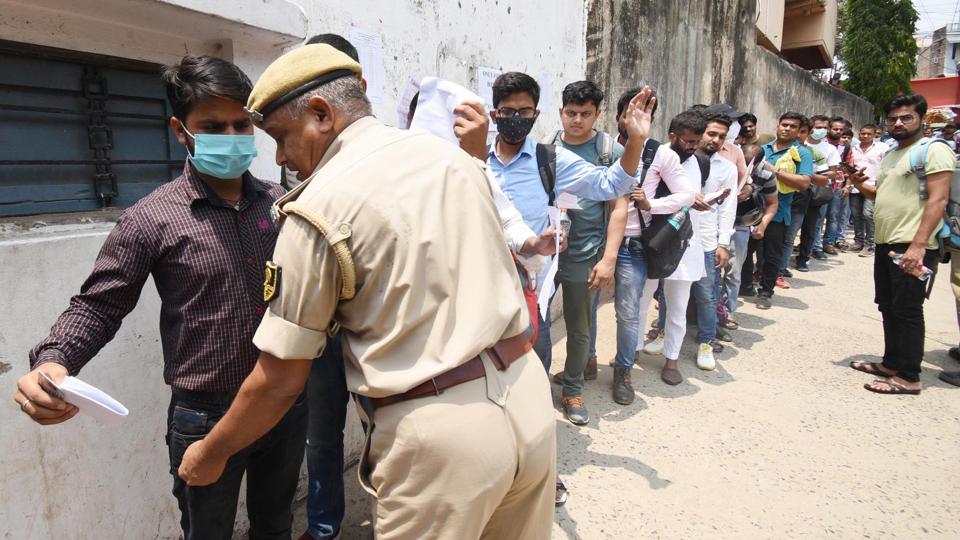 Police personnel screen aspirants ahead of the Bihar Public Service Commission 67th Prelims exam 2022, at BD Public School, in Patna on Sunday. (HT photo) Police personnel screen aspirants ahead of the Bihar Public Service Commission 67th Prelims exam 2022, at BD Public School, in Patna on Sunday. (HT photo)
