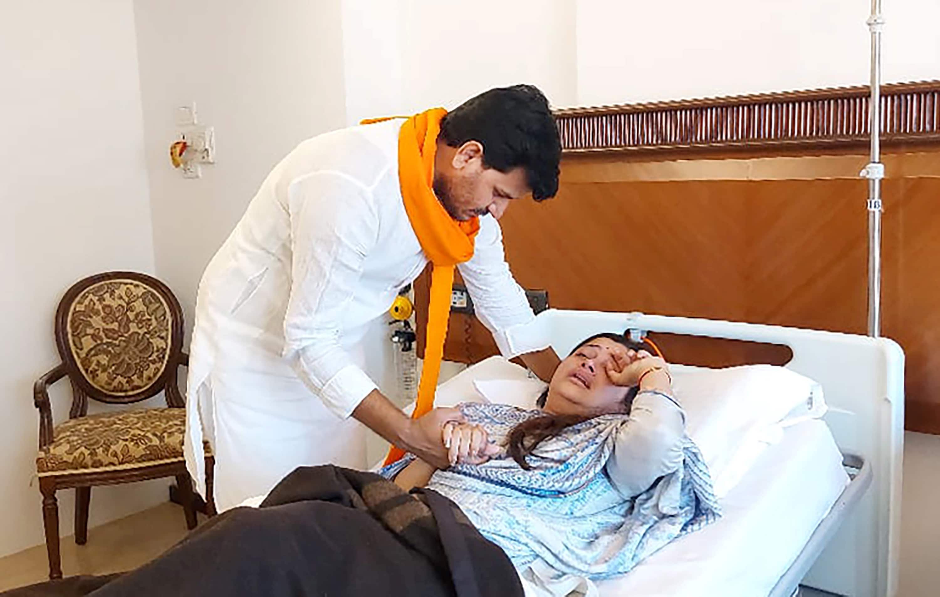 Independent MP Navneet Rana being greeted by her husband and MLA Ravi Rana at Lilavati Hospital, Mumbai, after they were released from prison, in Mumbai, on May 5, 2022. (PTI) Independent MP Navneet Rana being greeted by her husband and MLA Ravi Rana at Lilavati Hospital, Mumbai, after they were released from prison, in Mumbai, on May 5, 2022. (PTI)