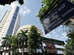 Sensex crashes over 350 points to end at 54,471, Nifty closes below 17,000.(MINT_PRINT) Sensex crashes over 350 points to end at 54,471, Nifty closes below 17,000.(MINT_PRINT)