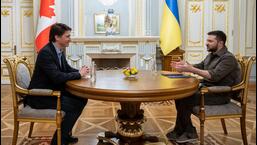 O primeiro-ministro canadense Justin Trudeau (à esquerda) e o presidente da Ucrânia Volodymyr Zelensky participam de uma reunião em Kiev.  (REUTERS)