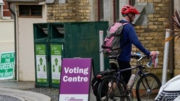 Um homem chega a uma estação de votação em Sydney, na Austrália, na segunda-feira.