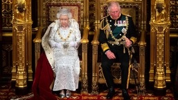 A Rainha Elizabeth II da Grã-Bretanha (L) senta-se com o Príncipe Charles, Príncipe de Gales (R) da Grã-Bretanha (R) no trono do Soberano para proferir o Discurso da Rainha na Abertura Estadual do Parlamento nas Casas do Parlamento em Londres. 