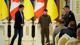 O presidente ucraniano Volodymyr Zelenskyy, centro, e o primeiro-ministro canadense Justin Trudeau, participam de uma cerimônia de premiação para um sapador ucraniano e seu lendário cão Patron em Kiev, Ucrânia, domingo,