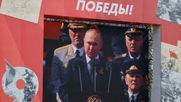 O presidente russo, Vladimir Putin, é visto em uma tela eletrônica enquanto discursava durante um desfile militar no Dia da Vitória na Praça Vermelha, em Moscou.