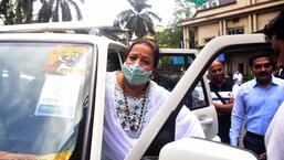 Ex-Mayor of Mumbai Kishori Pednekar along with Shiv Sena workers reached Lilavati Hospital to protest against hospital authorities for permitting video shoot and photography while doing MRI of MP Navneet Rana (Vijay Bate)