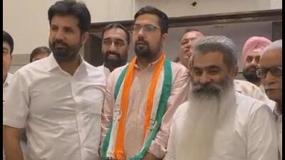 Angad Singh Saini (centre) being reinducted into the Congress by the party’s Punjab unit chief Amarinder Singh Raja Warring (left) in the presence of state Congress working president Bharat Bhushan Ashu (right) in Chandigarh on Monday. (HT Photo) Angad Singh Saini (centre) being reinducted into the Congress by the party’s Punjab unit chief Amarinder Singh Raja Warring (left) in the presence of state Congress working president Bharat Bhushan Ashu (right) in Chandigarh on Monday. (HT Photo)
