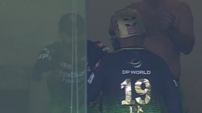 Virat Kohli's gesture for Dinesh Karthik after his 8-ball 30* Virat Kohli's gesture for Dinesh Karthik after his 8-ball 30* 