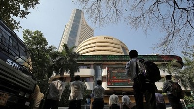 The 30-share BSE Sensex tanked 713.49 points to 54,122.09 in early trade. The NSE Nifty also tumbled 248.7 points to 16,162.55. (REUTERS)
