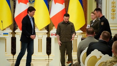 Ukrainian President Volodymyr Zelenskyy, center, and Canadian Prime Minister Justin Trudeau, attend an award ceremony for a Ukrainian sapper and his legendary dog Patron in Kyiv, Ukraine, Sunday, (AP) Ukrainian President Volodymyr Zelenskyy, center, and Canadian Prime Minister Justin Trudeau, attend an award ceremony for a Ukrainian sapper and his legendary dog Patron in Kyiv, Ukraine, Sunday, (AP)