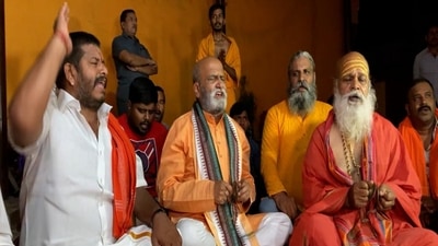 Devotional hymns were played at several temples in Karnataka today morning at 5am after Sri Ram Sene chief Pramod Muthalik's call against loudspeakers at mosques. Devotional hymns were played at several temples in Karnataka today morning at 5am after Sri Ram Sene chief Pramod Muthalik's call against loudspeakers at mosques.