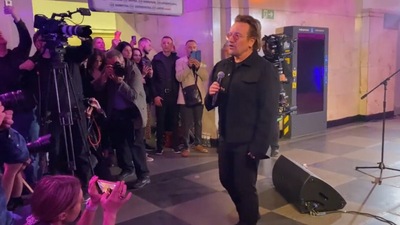 In a nearly one-minute long clip, U2’s frontman Bono and his bandmate The Edge are seen performing their 1987-track ‘With Or Without You’. (@berdynskykh_k ) In a nearly one-minute long clip, U2’s frontman Bono and his bandmate The Edge are seen performing their 1987-track ‘With Or Without You’. (@berdynskykh_k )